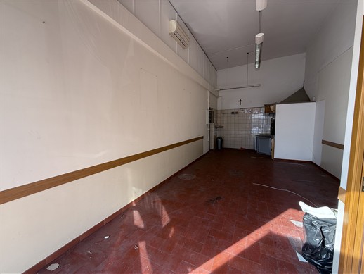 Locale Commerciale Angolare, 3 Vetrine, 2 Bagni. Con Canna Fumaria.